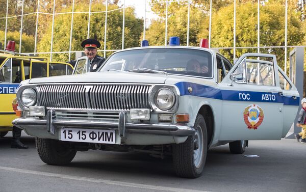 К Дню милиции ГУВД Чуйской области устроило автопарад из патрульных машин, которые эксплуатировались сотрудниками милиции в разные годы - Sputnik Кыргызстан