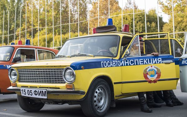 На площади Ала-Тоо в 10.00 выстроились пять образцов машин марок Renault (выдан в 2016 году), Лада (1992), Жигули (1985), Волга-2110 (1980-е) и Москвич (1975) - Sputnik Кыргызстан