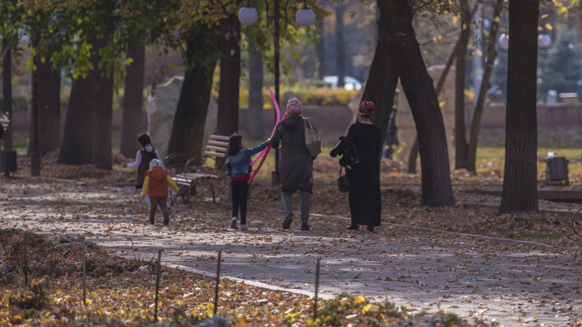 Женщины на прогулке в парке. Архивное фото - Sputnik Кыргызстан, 1920, 21.11.2023