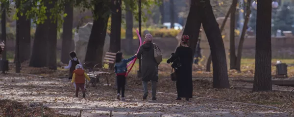 Горожане в Дубовом парке в Бишкеке. Архивное фото - Sputnik Кыргызстан