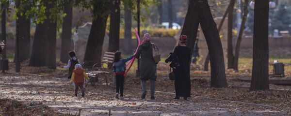 Эмен багында сейилдеп жүргөн шаар тургундары. Архив - Sputnik Кыргызстан