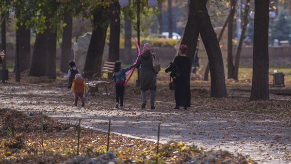 Горожане в Дубовом парке в Бишкеке - Sputnik Кыргызстан