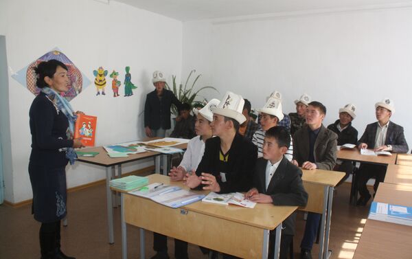 Мугалимдердин айтуусунда, окуучулар сабактарды жакшы өздөштүрүп, кээ бири шар окууга жетишкен - Sputnik Кыргызстан