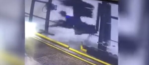 Как работника автомойки намотало на щетку — видео из Бразилии Как работника автомойки намотало на щетку — видео из Бразилии - Sputnik Кыргызстан