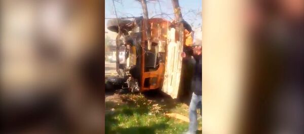 Борбор калаада 3 адам жабыркаган жол кырсыктын видеосу Борбор калаада 3 адам жабыркаган жол кырсыктын видеосу - Sputnik Кыргызстан