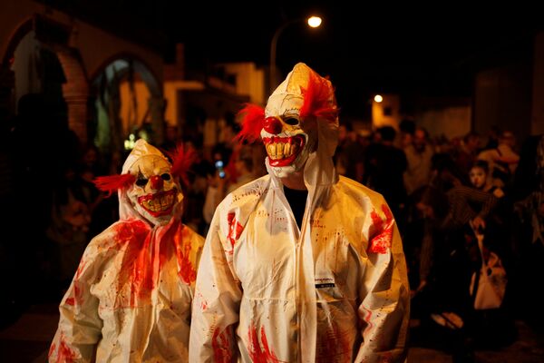 Жители Мексики в костюмах клоунов-убийц на параде в честь Дня всех святых - Sputnik Кыргызстан