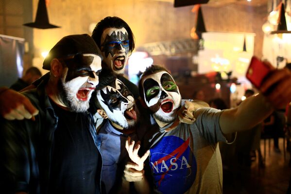 Жители Ирака в аквагриме в ночь празднования Хэллоуина - Sputnik Кыргызстан