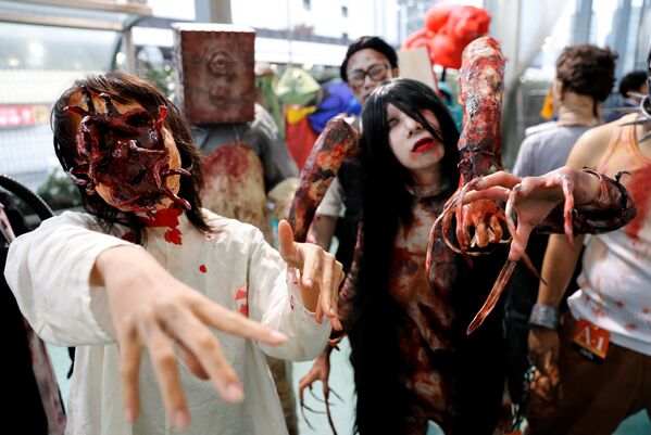 Жители Японии в костюмах зомби на вечеринке в честь Хэллоуина - Sputnik Кыргызстан