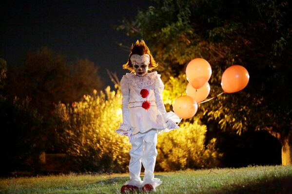 Мальчик в костюме клоуна из фильма Оно на вечеринке в Сьюдад-Хуаресе (Мексика) - Sputnik Кыргызстан