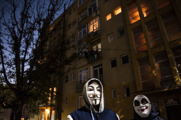 Хэллоуин — один из древнейших праздников, его история насчитывает около двух тысяч лет. На фото: молодые люди в масках Анонимуса на праздновании Хэллоуина в Косово. - Sputnik Кыргызстан