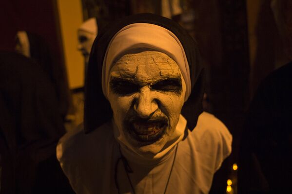Женщина в костюме монахини-зомби на праздновании Хэллоуина в Малаге (Испания) - Sputnik Кыргызстан