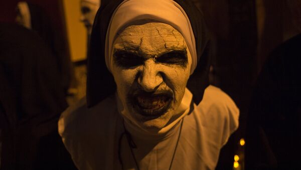 Женщина в костюме монахини-зомби на праздновании Хэллоуина. Архивное фото - Sputnik Кыргызстан