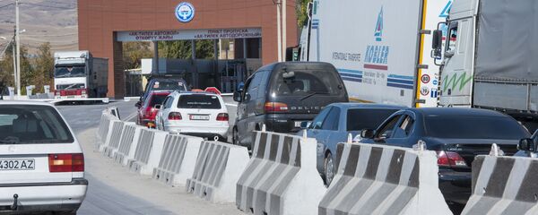 Работа КПП Ак-Тилек на кыргызско-казахской границе. Архивное фото - Sputnik Кыргызстан