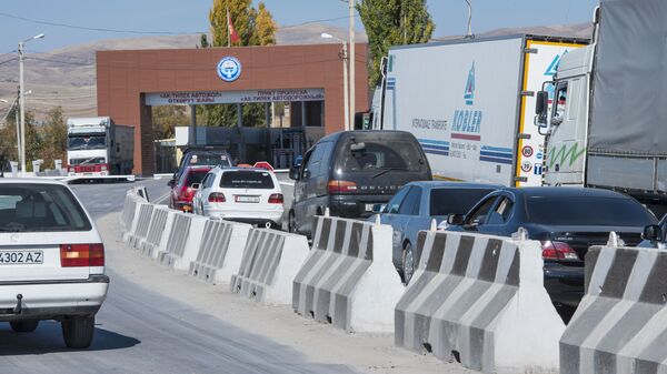 Пробка из автомобилей на границе между Киргизией и Казахстаном на КПП Ак-Тилек. - Sputnik Кыргызстан