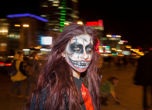 По поверью, ведьмы проводят один из своих шабашей в Хэллоуин. На снимке женщина в костюме зомби в городе Минск, Беларусь - Sputnik Кыргызстан