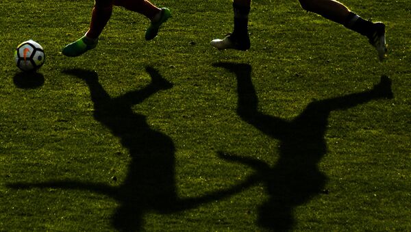 Футболисты во время матча. Архивное фото - Sputnik Кыргызстан