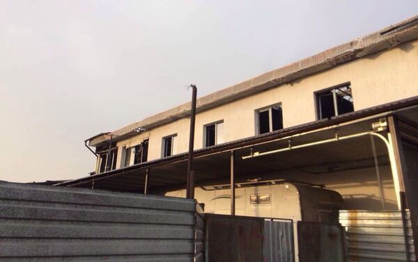 По данным МЧС, загорелся дом в Рабочем городке, на пересечении улиц Розы Люксембург и Гагарина - Sputnik Кыргызстан