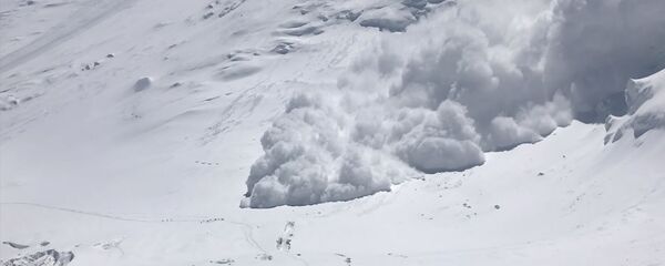 Турист снял на видео, как лавина накрыла альпинистов на пике Ленина в КР Турист снял на видео, как лавина накрыла альпинистов на пике Ленина в КР - Sputnik Кыргызстан