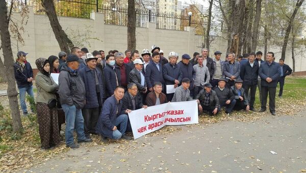 Бишкектеги Казакстандын элчилигинин алдына 70-80дей киши нараазычылык акциясына чыгышты - Sputnik Кыргызстан