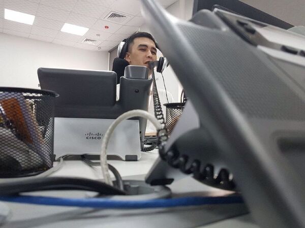 Журналист Алимджан Валиев за работой Журналист Алимджан Валиев за работой - Sputnik Кыргызстан