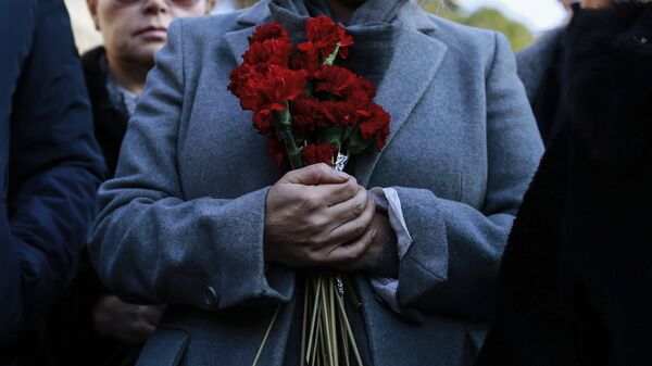 Женщина со цветами в руке. Архивное фото - Sputnik Кыргызстан