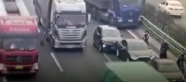 Овцы спровоцировали смертельное ДТП в Китае — шокирующее видео Овцы спровоцировали смертельное ДТП в Китае — шокирующее видео - Sputnik Кыргызстан