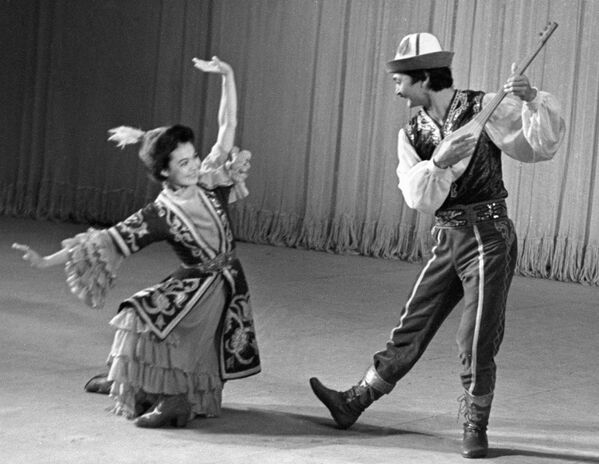 Танцют Елена Орузбаева и Арсанбек Ирсалиев - Sputnik Кыргызстан