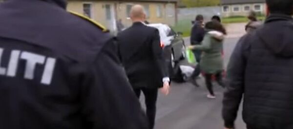 Министр Дании бежала от мигрантов и чуть не наехала на женщину — видео - Sputnik Кыргызстан