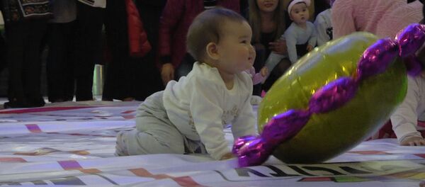 Как малыши в Бишкеке соревновались в ползаньи на скорость — милое видео Как малыши в Бишкеке соревновались в ползаньи на скорость — милое видео - Sputnik Кыргызстан