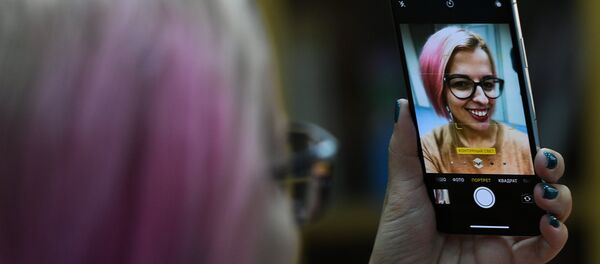 Девушка делает селфи на новый смартфон iPhone X. Архивное фото - Sputnik Кыргызстан