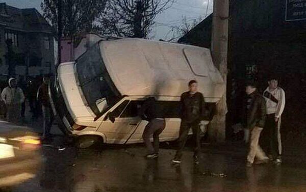 В Управлении патрульной милиции Бишкека подтвердили факт ДТП, сообщив, что в нем пострадали трое. - Sputnik Кыргызстан