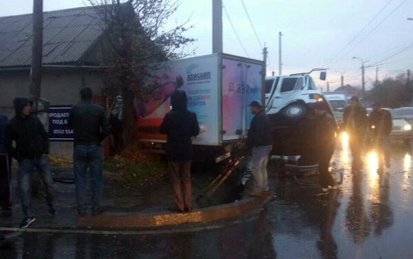 Автоавария произошла сегодня, 4 ноября, на пересечении улиц Тойгонбаева и Тимура Фрунзе примерно в 18.00. - Sputnik Кыргызстан