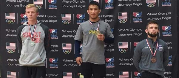 АКШнын Колорадо-Спрингс шаарында өткөн эркин күрөш боюнча эл аралык турнирде Кыргызстандын гимни жаңырды. Бул мелдештен кыргызстандык балбан Самат Надырбек уулу алтын медаль багындырды - Sputnik Кыргызстан