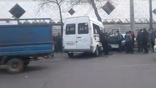 Маршрутка попала в ДТП в центре Бишкека, есть пострадавшие — видео - Sputnik Кыргызстан