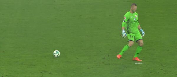 Вратарь немецкого клуба рассмешил зрителей, сыграв с невидимым мячом - Sputnik Кыргызстан