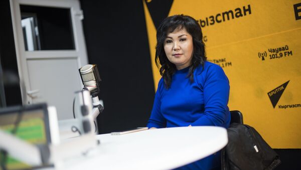 Ала-Тоо 24 телеканалынын кабарчысы Айжан Омолдошева маек учурунда - Sputnik Кыргызстан