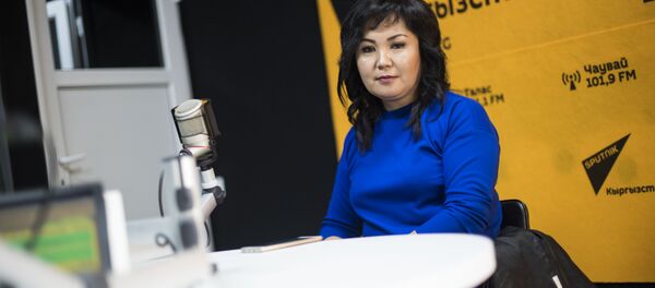 Ала-Тоо 24 телеканалынын кабарчысы Айжан Омолдошева маек учурунда Ала-Тоо 24 телеканалынын кабарчысы Айжан Омолдошева маек учурунда - Sputnik Кыргызстан