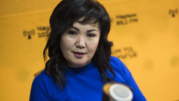 Ала-Тоо 24 телеканалынын кабарчысы Айжан Омолдошева маек учурунда - Sputnik Кыргызстан