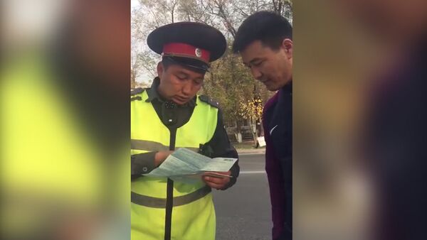 Патрульный в Бишкеке хотел задержать пассажира, когда тот снимал его на видео - Sputnik Кыргызстан