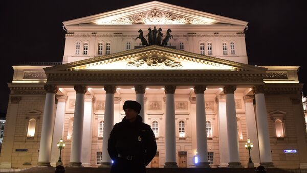 Сотрудник полиции у здания Большого театра в Москве. - Sputnik Кыргызстан