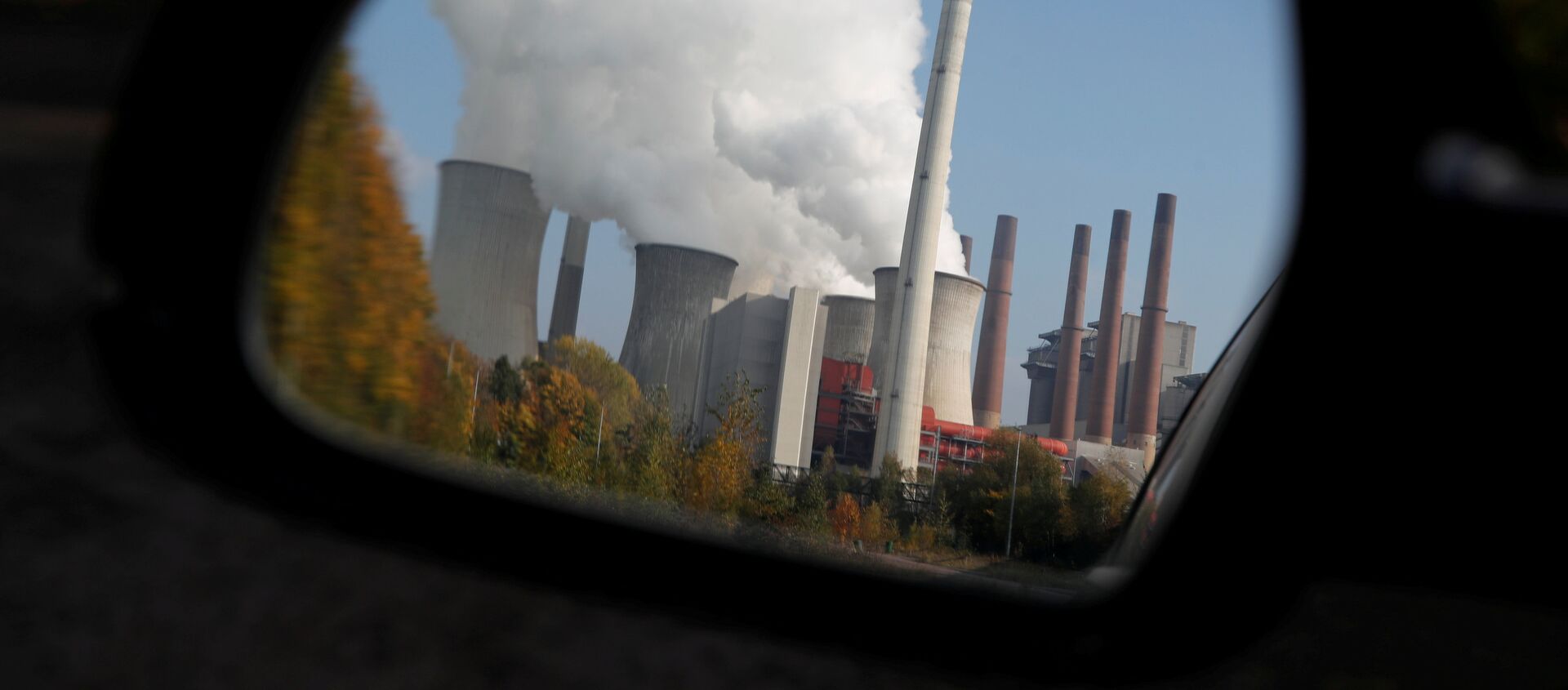 Дым выходящий из труб угольной электростанции в Германии. Архивное фото - Sputnik Кыргызстан, 1920, 28.09.2021