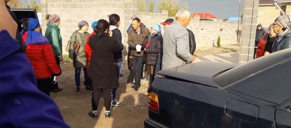 Слезы родственников — видео из дома Улана Салянова - Sputnik Кыргызстан