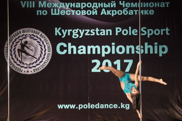 Восьмой Республиканский чемпионат по шестовой акробатике в Бишкеке - Sputnik Кыргызстан