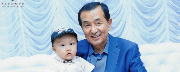 Белгилүү алып баруучу, диктор Бактыбек Мамытов небереси менен. Архив - Sputnik Кыргызстан