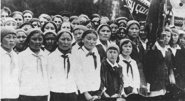 Жаш талант Фрунзе шаарындагы кыз-келиндердин педагогикалык техникумунда окуп жүргөн кези, биринчи катарда солдон төртүнчү, 1932-жыл - Sputnik Кыргызстан