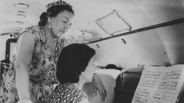 Репетиция оперной певицы Сайры Кийизбаевой в самолете — фото 1955 года - Sputnik Кыргызстан