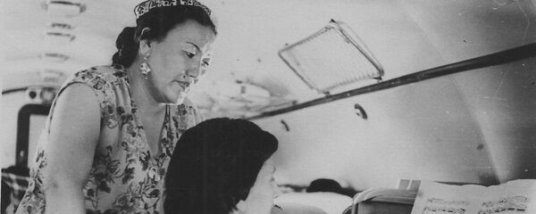 Кыргызстандык артисттер Кытайга концерт койгону учуп бара жаткан учуру жана учак ичиндеги репетиция, 1955-жыл - Sputnik Кыргызстан