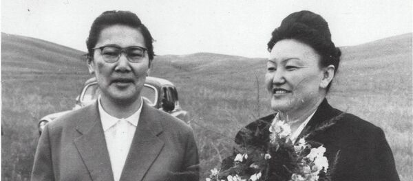 СССРдин жана Кыргыз ССРинин эл артисти Сайра Кийизбаеванын архивдик сүрөтү (оңдо) СССРдин жана Кыргыз ССРинин эл артисти Сайра Кийизбаеванын архивдик сүрөтү (оңдо) - Sputnik Кыргызстан