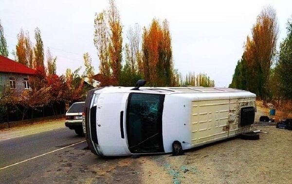 Авария произошла утром 7 ноября на 648-м километре трассы Бишкек — Ош. - Sputnik Кыргызстан