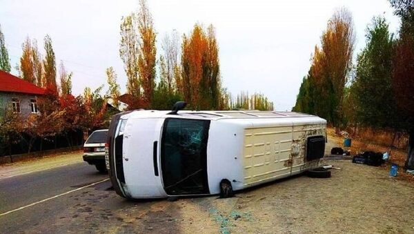 В селе Ынтымак Кара-Сууйского района Ошской области столкнулись два автомобиля, пострадали четыре человека - Sputnik Кыргызстан